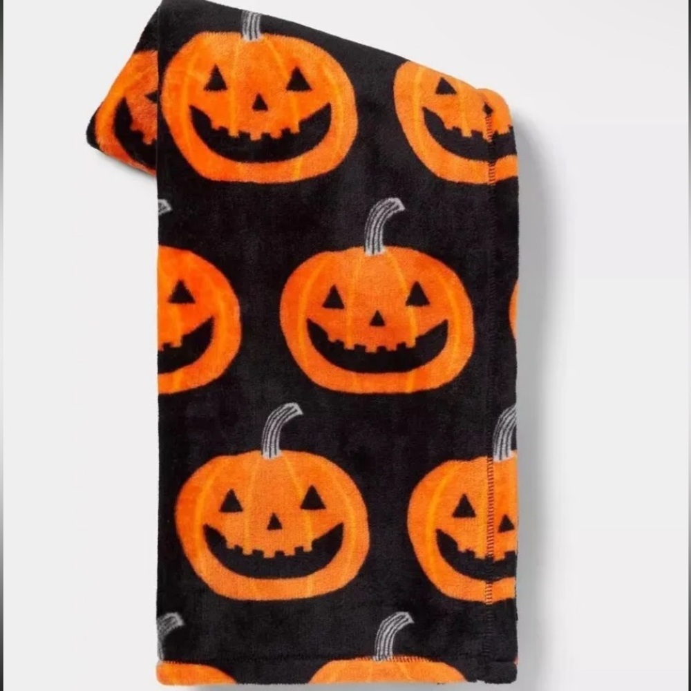HYDE AND EEK BOUTIQUE THROW HALLOWEEN theme